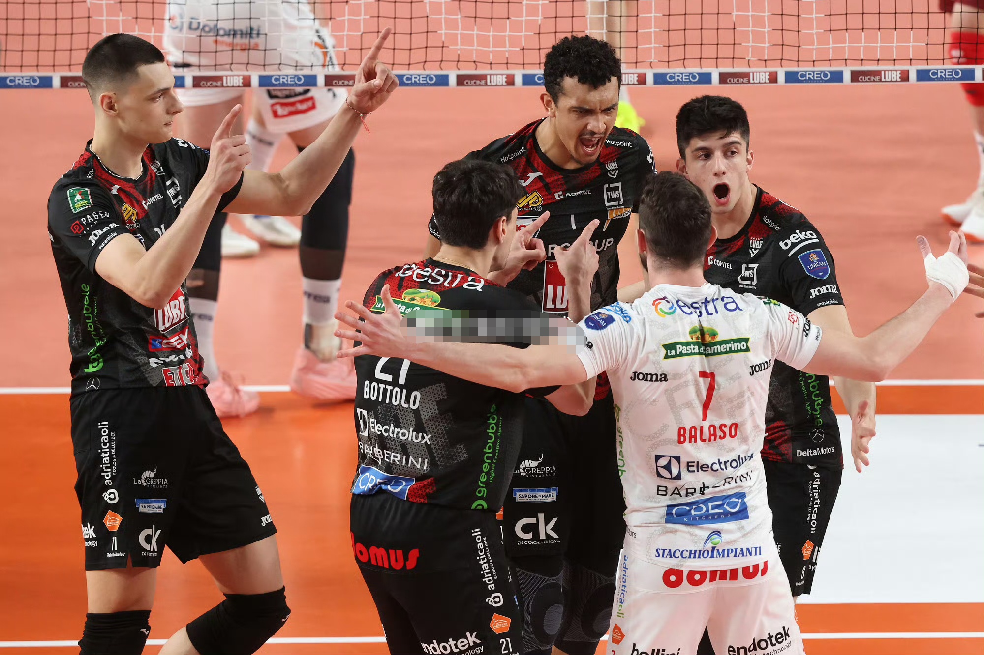 今夜深圳男篮调整名单以备意大利杯，豪取连胜环节打磨，气氛紧张，训练强度明显提升的简单介绍