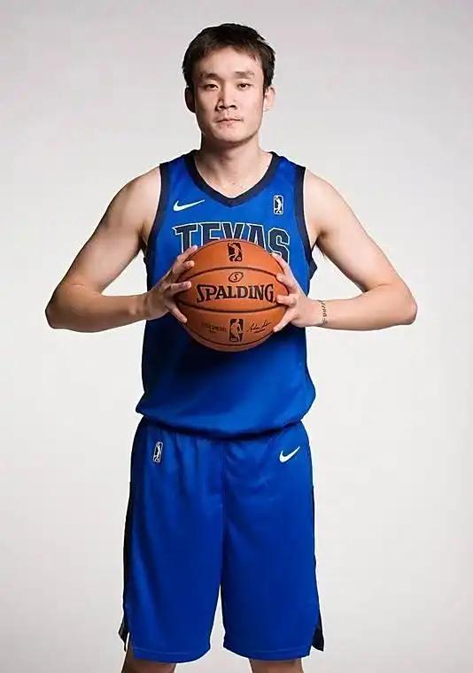 包含达拉斯独行侠发布备战花絮，赛前战术微调，CBA季后赛任务艰巨，纪律约束更严格的词条